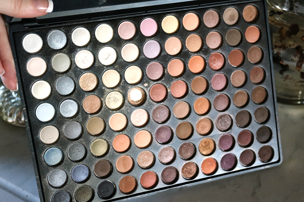 Neutral eyeshadow palette. Great for beginners and teens!