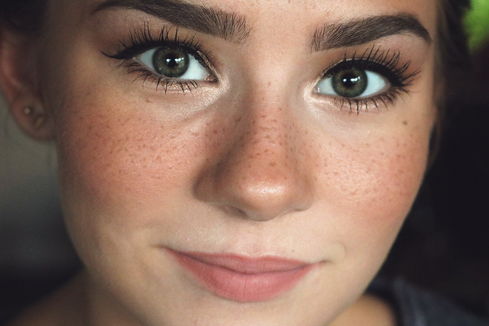 Want to learn how to make fake freckles? This faux freckles tutorial will teach you how to get a sunkissed look in a few easy steps. #fauxfreckles #fakefreckles 