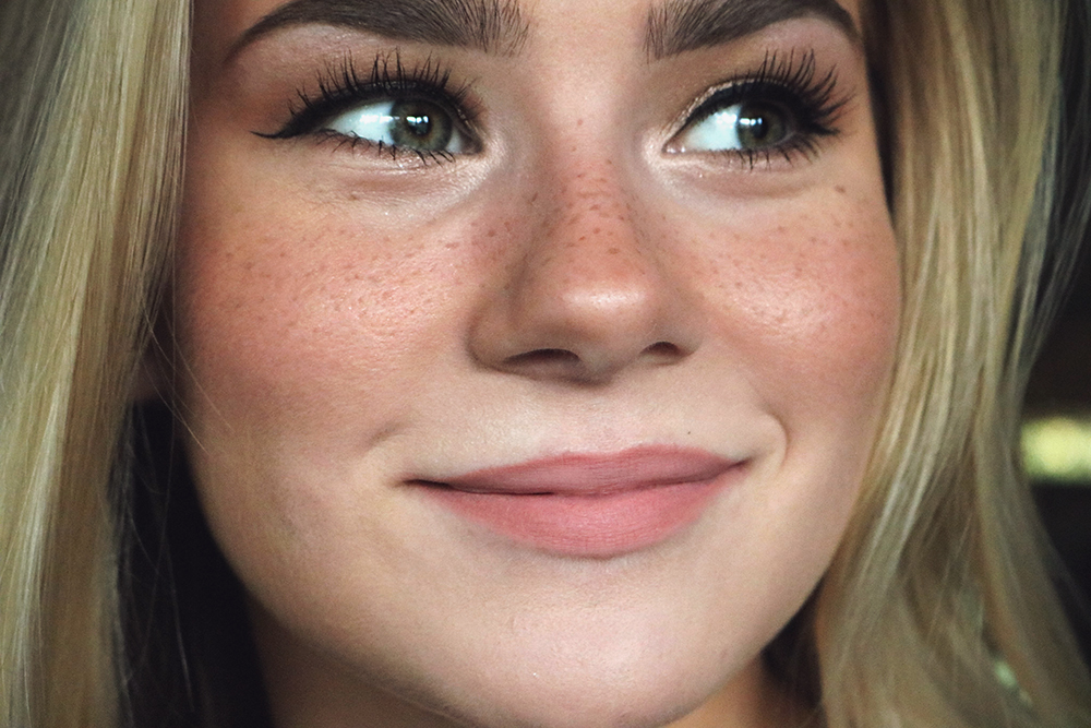 Want to learn how to make fake freckles? This faux freckles tutorial will teach you how to get a sunkissed look in a few easy steps. #fauxfreckles #fakefreckles 