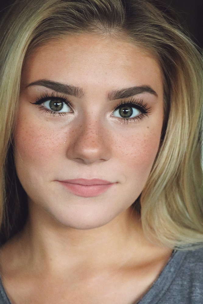 Want to learn how to make fake freckles? This faux freckles tutorial will teach you how to get a sunkissed look in a few easy steps. #fauxfreckles #fakefreckles 