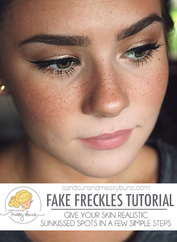 Want to learn how to make fake freckles? This tutorial teaches you how to get a sunkissed look in a few easy steps. Video tutorial included! #fauxfreckles #fakefreckles #trends #makeuptrends #howto