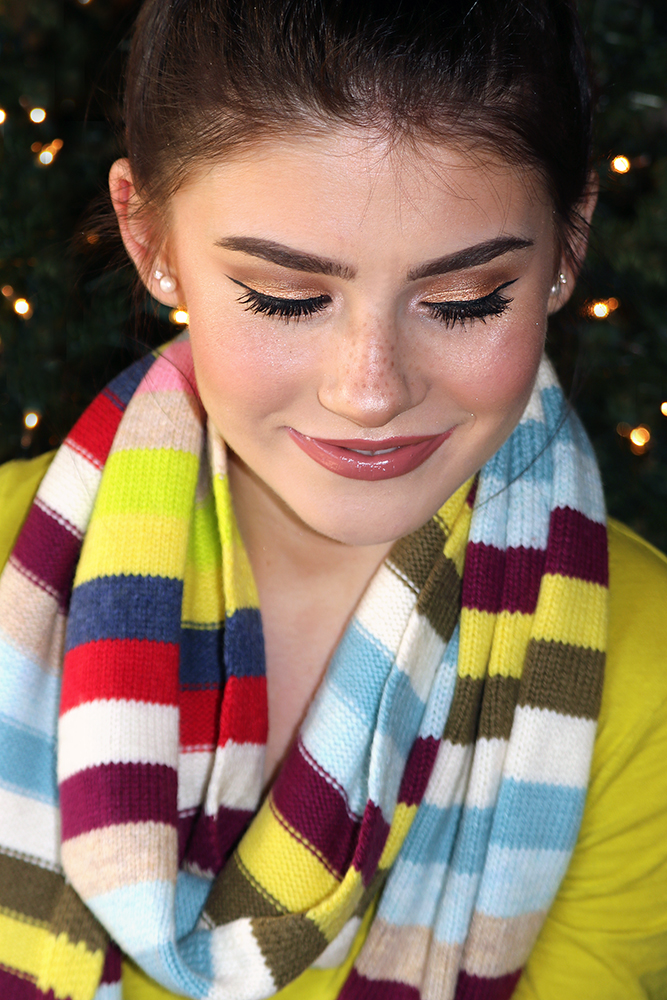 New video alert! A cheerful holiday makeup tutorial with the focus on the eyes.