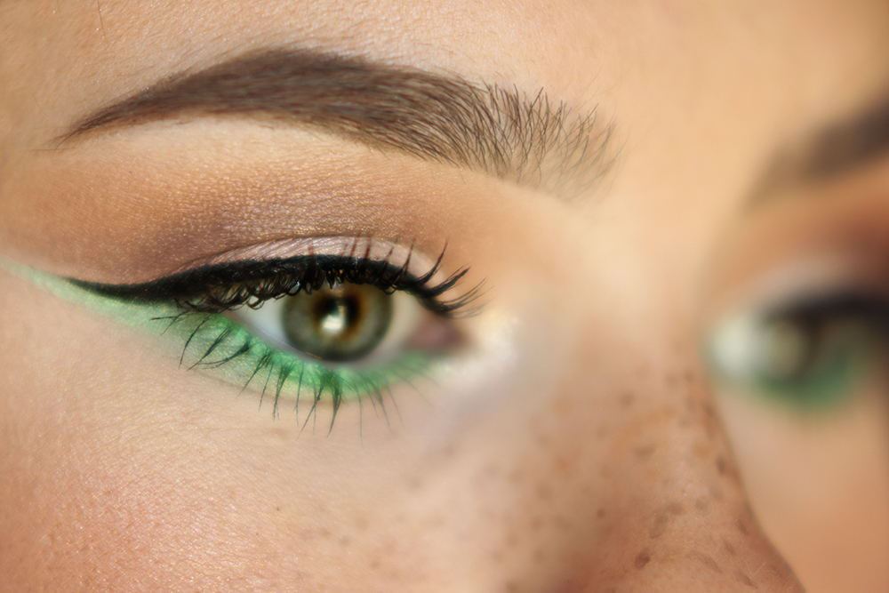 St. Patrick's Day makeup ideas - green liner to make eyes stand out #greenliner #greeneyeliner #stpatricksdaymakeup #stpatricksday