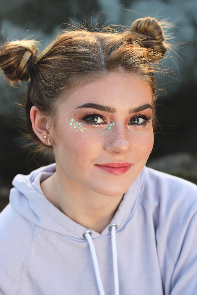 Coachella girls: I just posted this really easy festival makeup tutorial with lots of eye sparkles