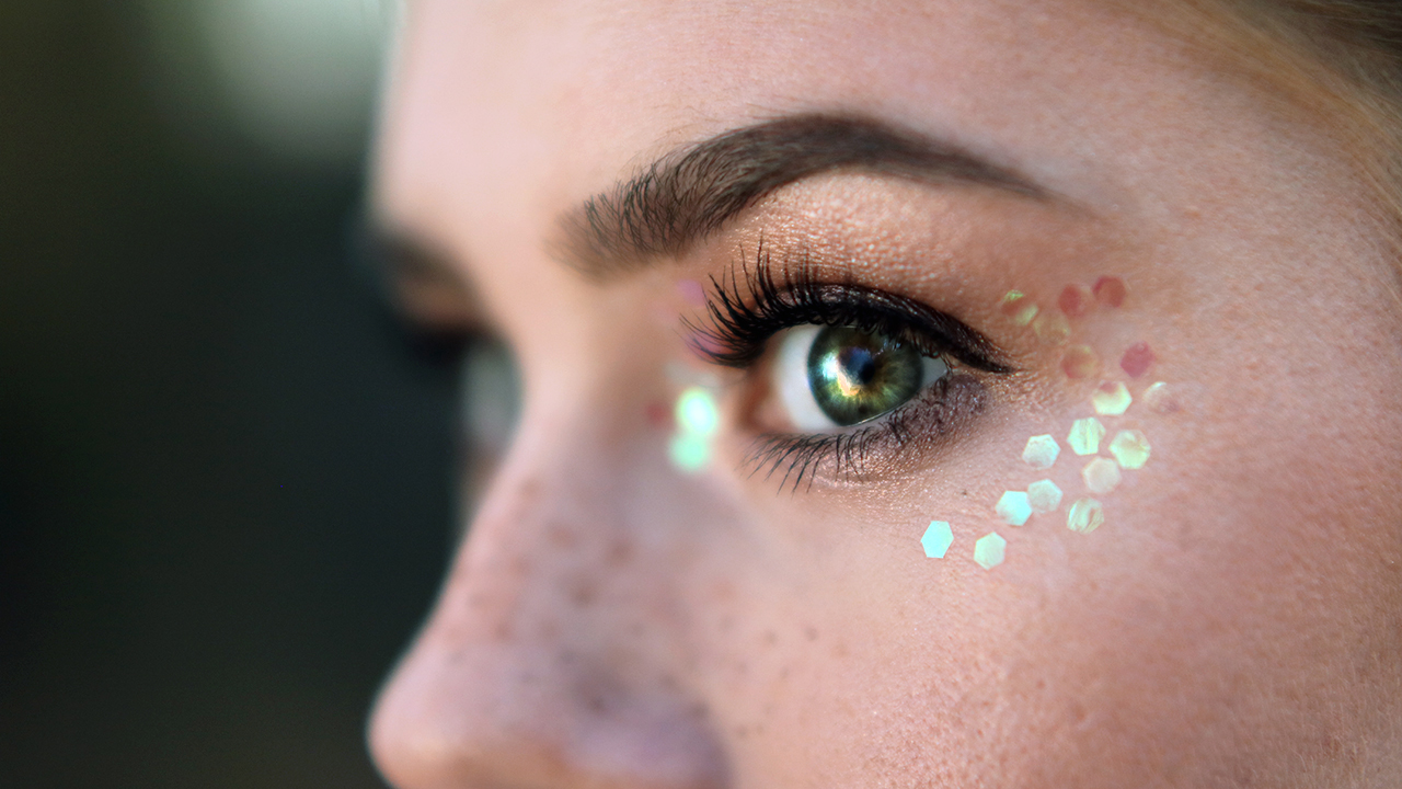 Fun & Sparkly Festival Makeup Tutorial for Coachella Sand Sun & Messy