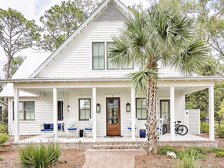 The perfect charming coastal cottage for couples. It's secluded and has a fire pit out back. | Vacation Rentals Bluffton SC | Photo ©Homeaway