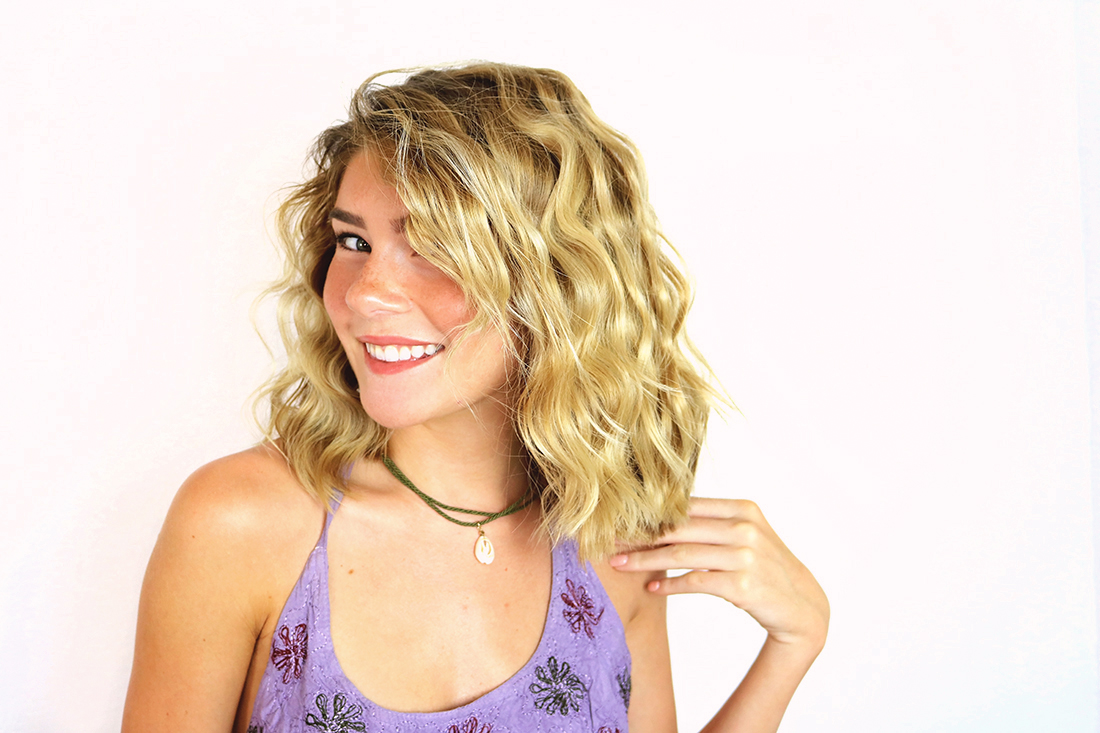 Hair Tutorial: Learn how to get beach waves for short hair with this easy video. | #beachwaves #beachywaves #hairtutorial | sandsunandmessybuns.com