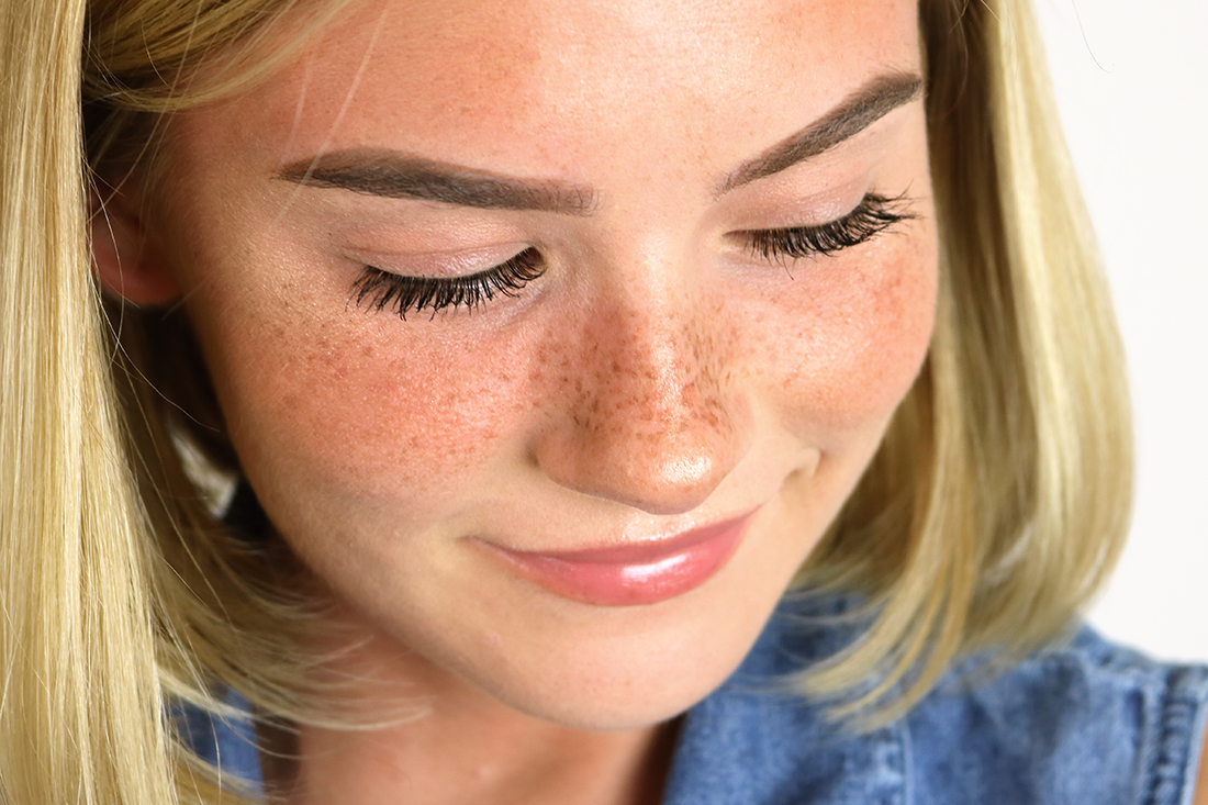 Here's an updated fake freckles makeup tutorial with video included! Learn how to get this sunkissed look in a few easy steps. #fauxfreckles #freckles